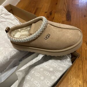 Ugg Sand Tazz. Kids size 3.  Platform style.